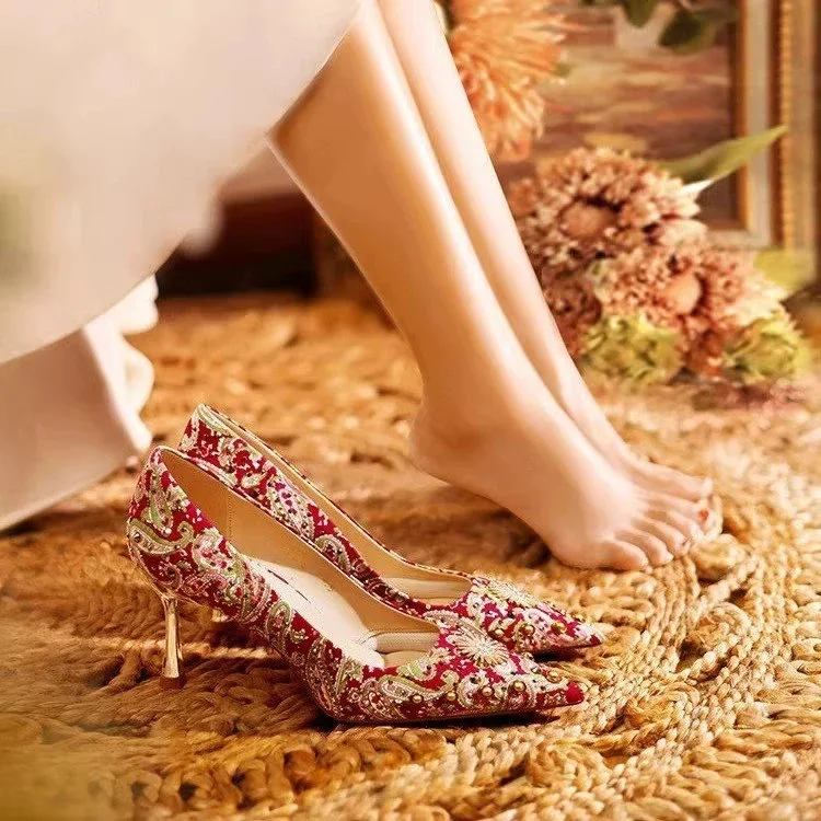 

Красные китайские свадебные туфли для женщин: удобные туфли на высоком каблуке, идеально подходящие для свадьбы и торжественных мероприятий.