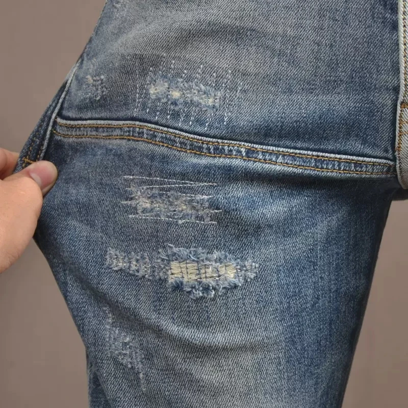 Homens luz azul rasgado jeans outono streetwear retalhos ajuste fino lápis calças moda casual denim calças cp2021