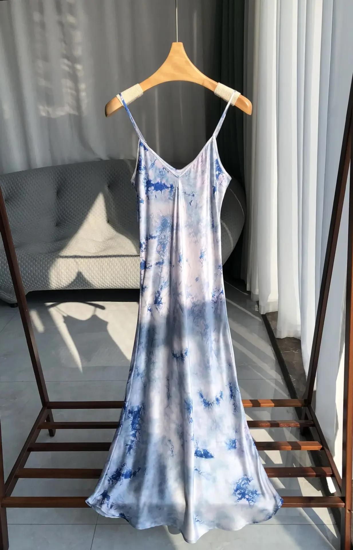 Ciężkie 20mm sukienki z jedwabiu morwowego Niebieski łabędź z nadrukiem Jedwabista sukienka na ramiączkach Czarny motyl Vestido Długa sukienka z jedwabnej satyny z piaskiem