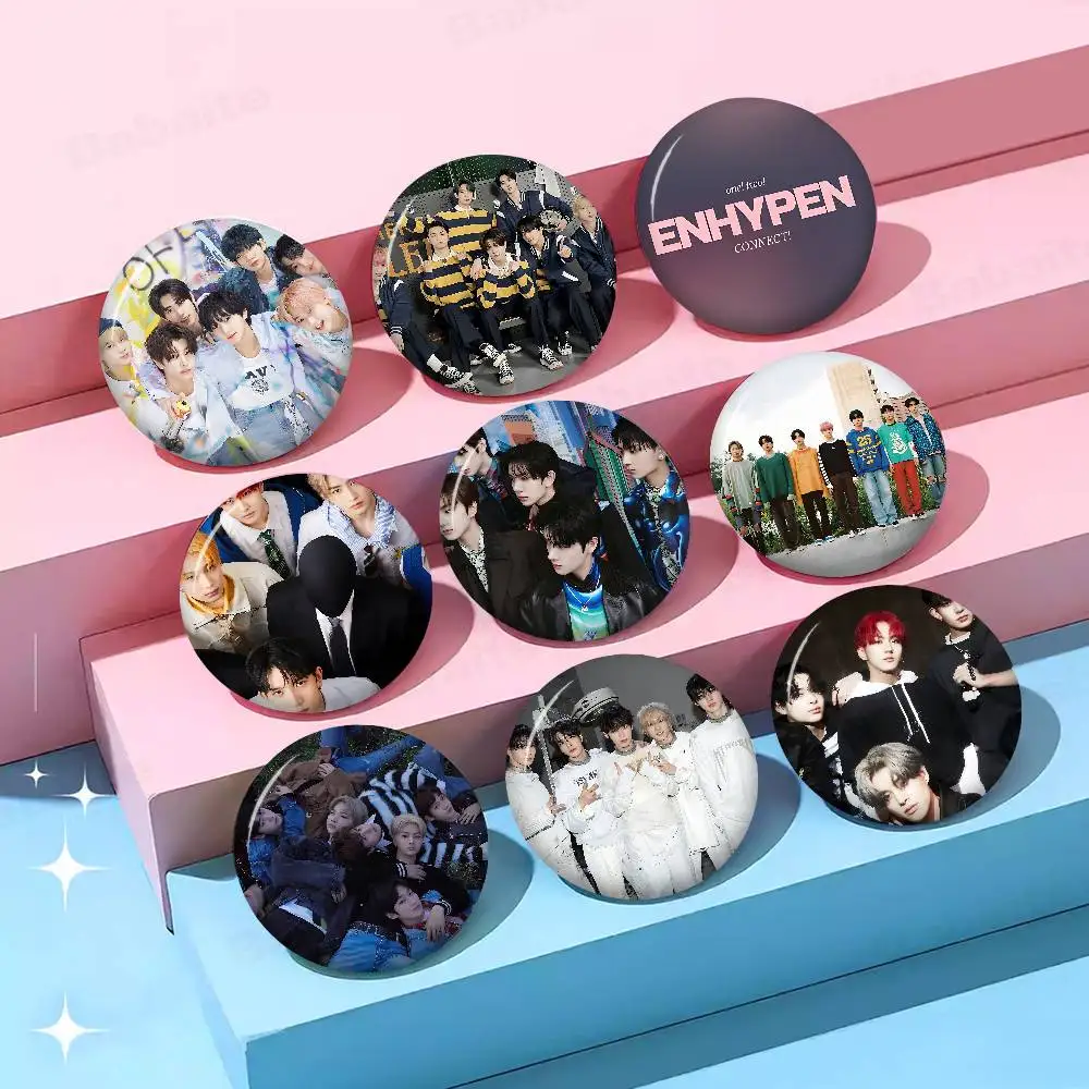 Broche de Metal Kpop ENHYPEN com Botão Macio e Estampa Brilhante – Presente para Amigos, Crachá, Broche de Gola, Pin de Lapela