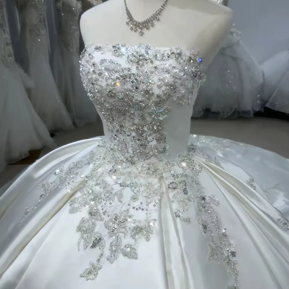 Gaun Pengantin Satin Tanpa Tali dengan Tali di Belakang, Model Ball Gown, Payet, Bordir, dan Detail Mewah