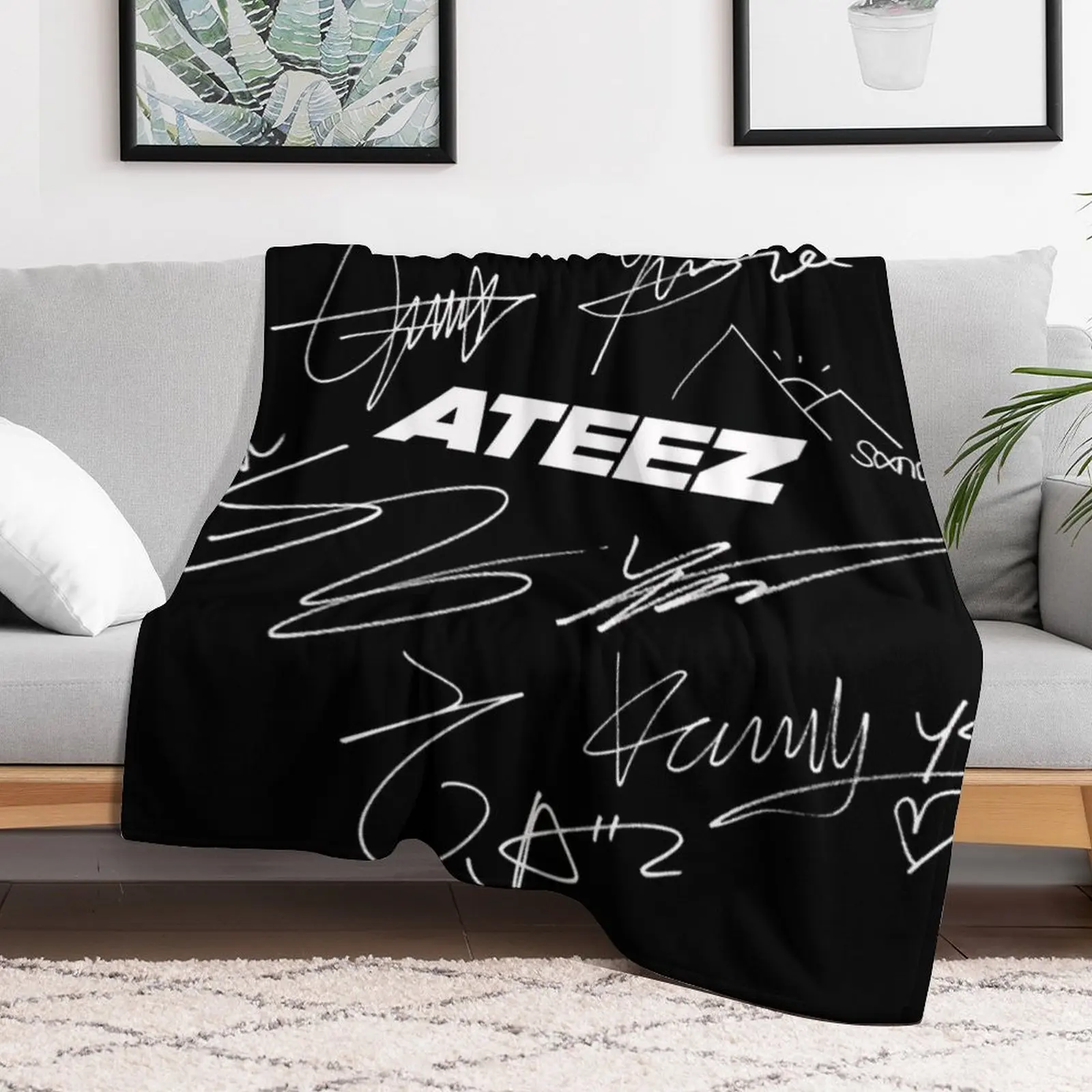 ATEEZ - Logo + autographs (black) Throw Blanket Bed linens Large Luxury Throw manga Blankets