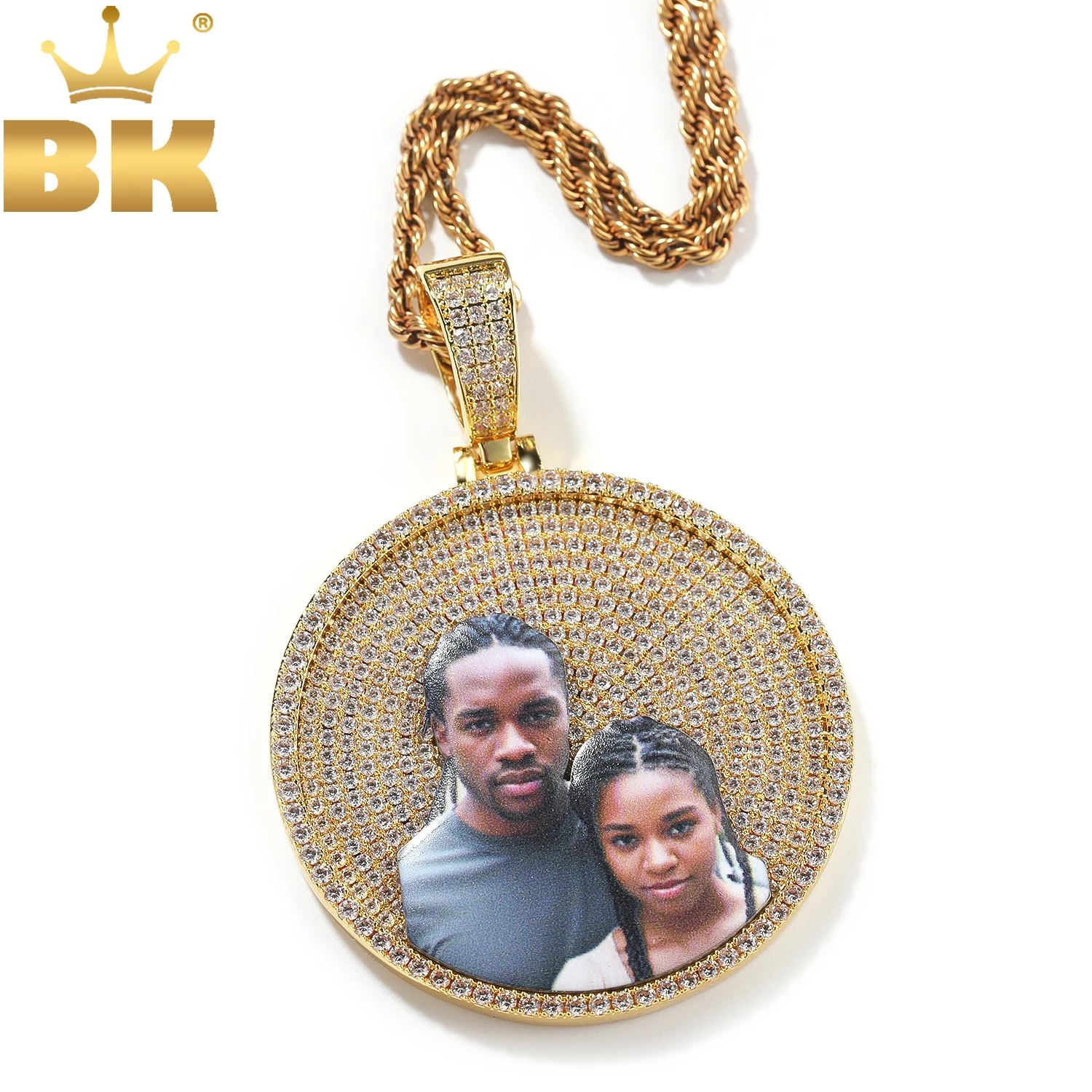 

TBTK эмалированная картина на заказ, 3 размера, круглый медальон, кулон с фотографией памяти, ожерелье с цирконием, гравировка на спине, мужские и женские ювелирные изделия в стиле хип-хоп