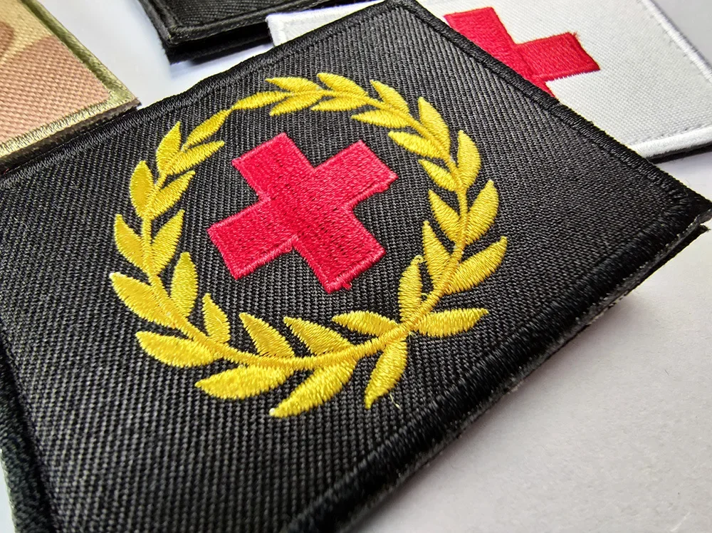 Odznaki odblaskowe/hafciarskie opaska na ramię naszywki odznaki czerwony krzyż medyczna haftowana EMT Rescue ratownik medyczny