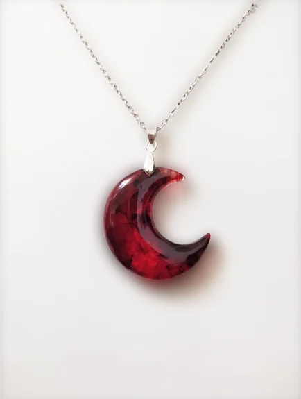 Collar de luna creciente hecho a mano con efecto de sangre, joyería gótica espiritual, joya de declaración, pagana Wicca