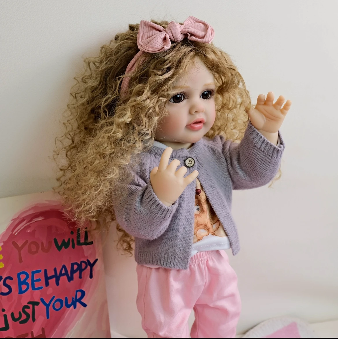 22" Reborn Baby Doll Betty Vinile morbido Realizzato a mano Lussuoso capelli biondi Dettagli facciali iperistici Occhi acrilici realistici