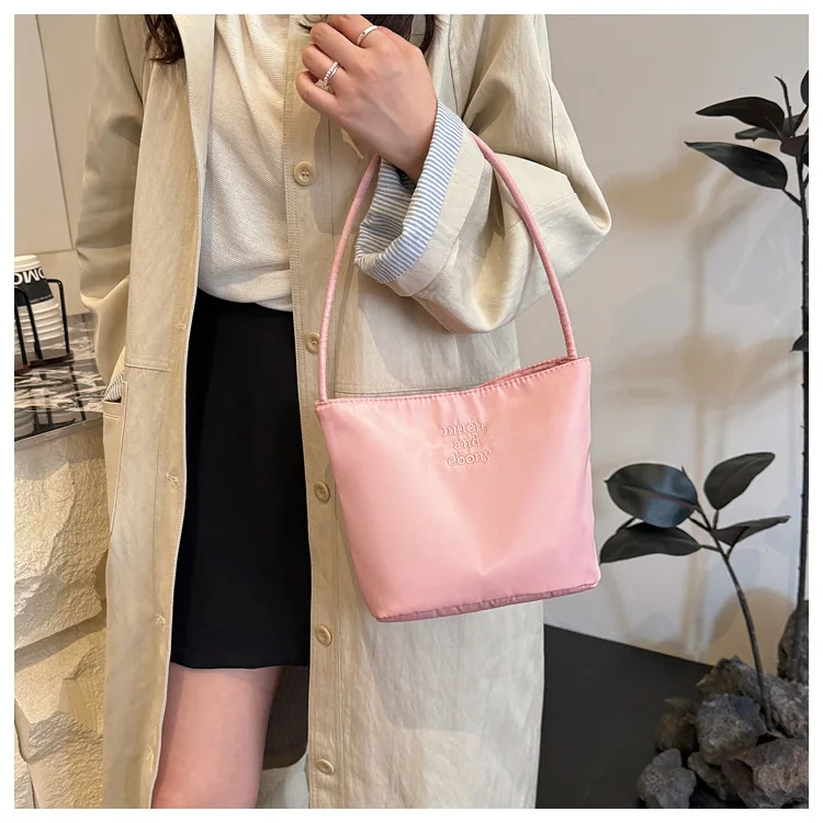 

Новая летняя простая нейлоновая сумка для подмышек, корейский нишевый дизайн, портативная сумка-ведро с вышивкой алфавита