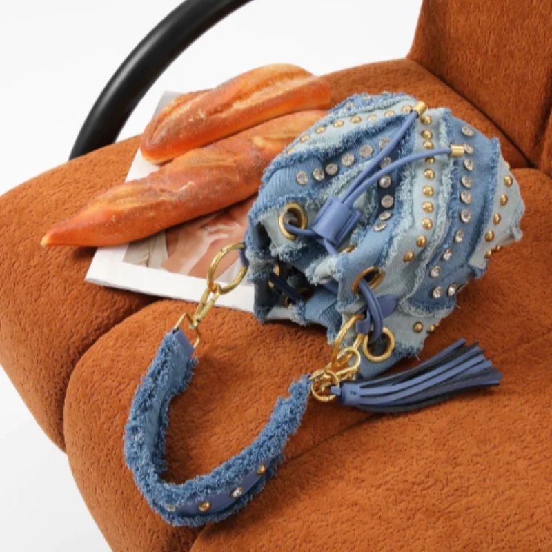 

Брендовая джинсовая маленькая сумка-мешок с зеркалом, нишевая сумка в стиле ретро с заклепками и бриллиантами, роскошная джинсовая сумка на шнурке с золотой цепочкой и совой, сумка на плечо