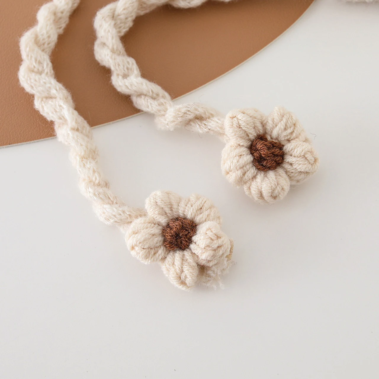Einfarbig Baby Hut Herbst Winter Stricken Blume Winddicht Gehörschutz Schnürung Kappe Süße Mädchen Infant Kleinkind Mützen Motorhaube – Detail 4
