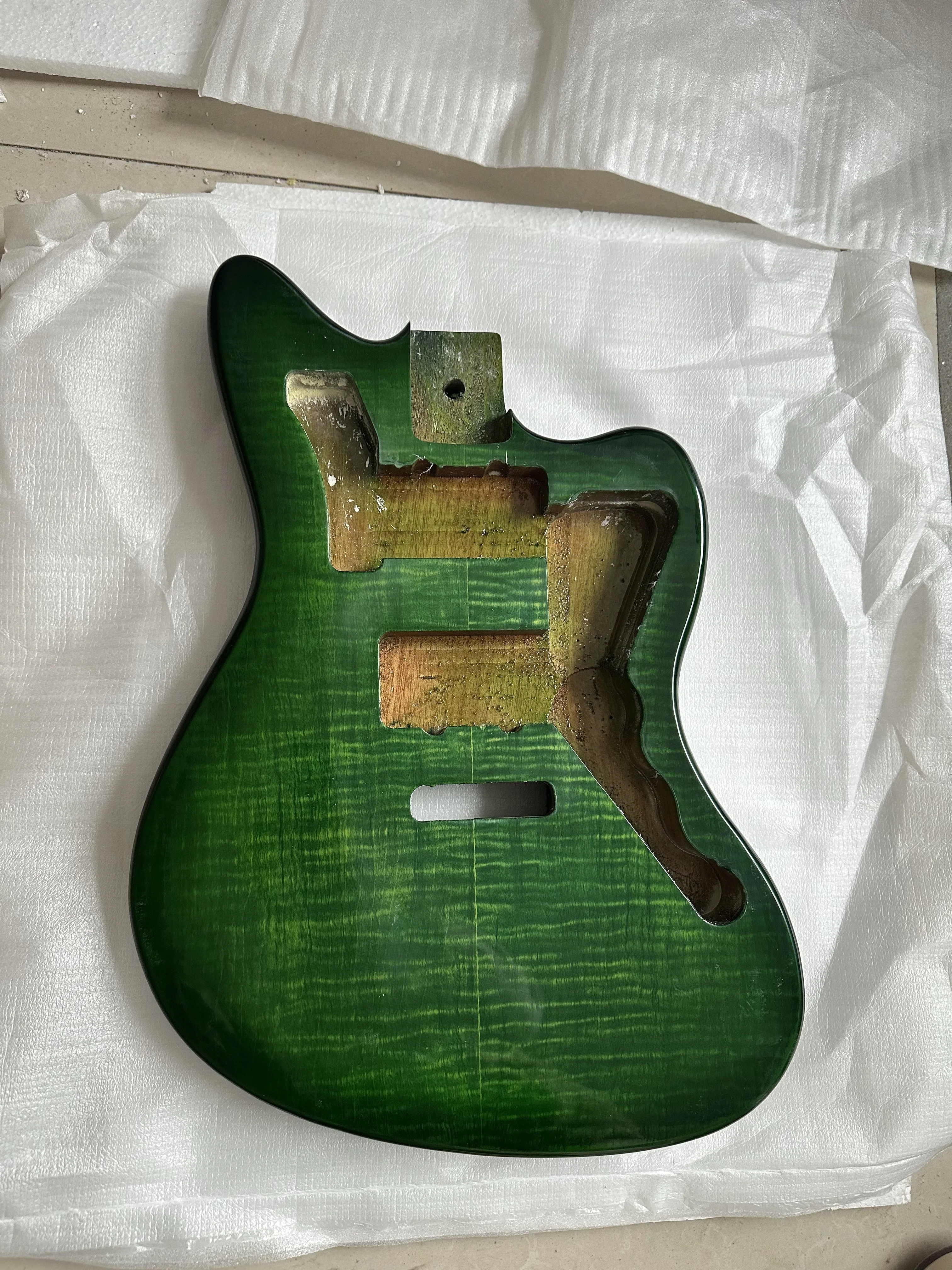 Cuerpo de guitarra eléctrica JM de caoba con chapa de arce flameado, acabado brillante, color verde atardecer raro, pieza de luthier DIY, con defecto en la pala.