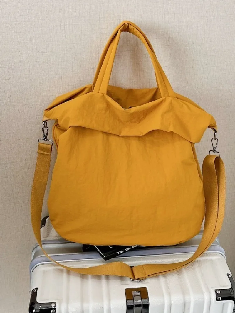 CEEKAY Mattschwarze, gekräuselte Nylon-Umhängetasche, übergroße, weiche Umhängetasche mit einfacher Überschlagöffnung, breiter, verstellbarer Stoffriemen, lässige Handtasche – Detail 27