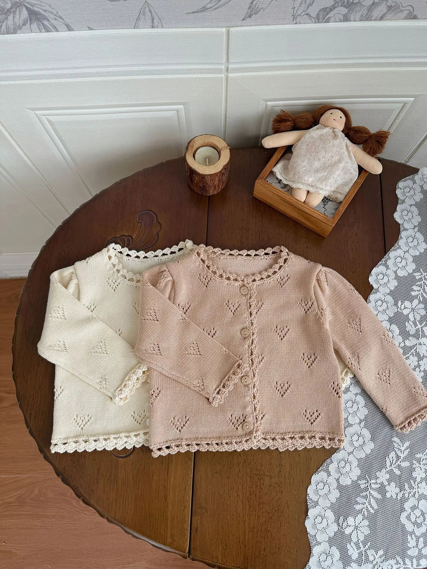 

Весенний повседневный детский свитер 2026: Абрикосовый кардиган для девочек с ажурным узором в виде сердечек, вязаный крючком, в нежном стиле, мягкая одежда