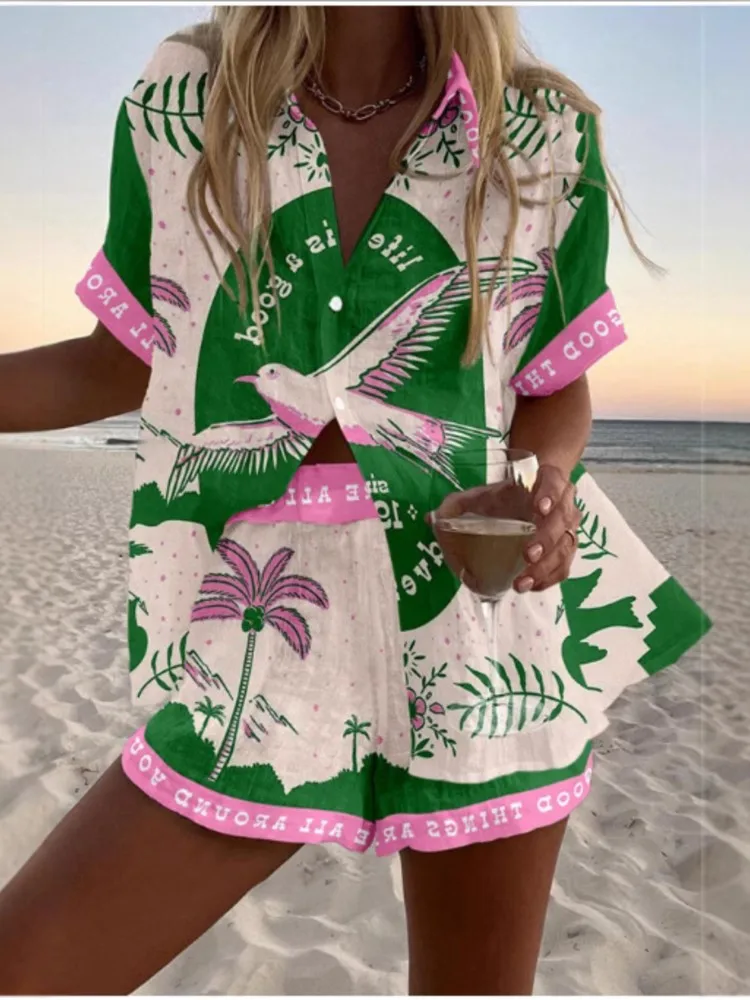 Set di pantaloncini da vacanza al mare con stampa di moda per le donne Camicie estive a maniche corte Top Pantaloncini con gambe larghe Nuovi set da due pezzi per costumi da bagno