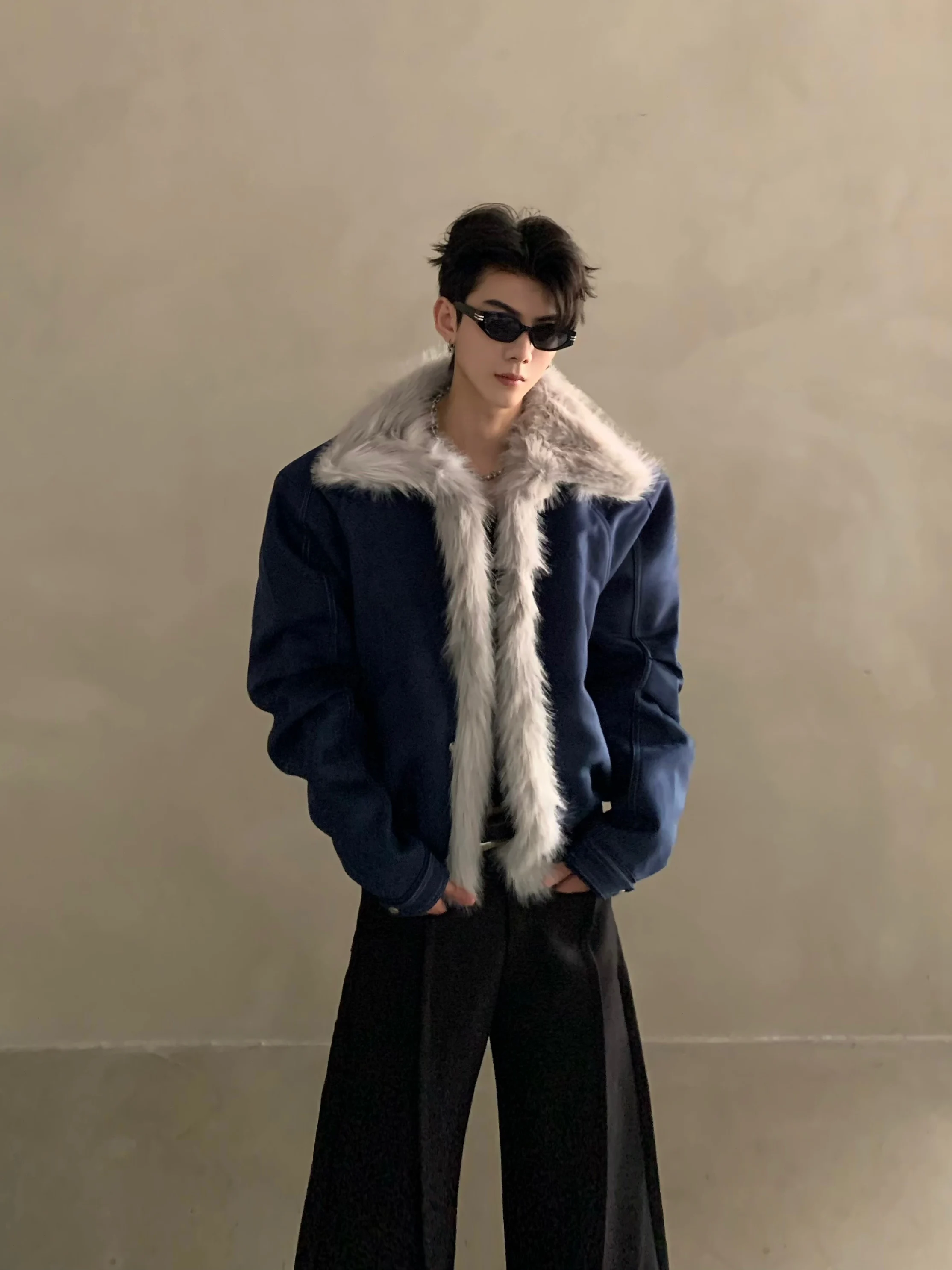 سترات شتوية جديدة أنيقة للرجال لعام 2025 بياقة من الفرو الصناعي سترات رجالية بياقة واقفة معاطف دافئة سميكة وأكمام طويلة سترات وسيم #5