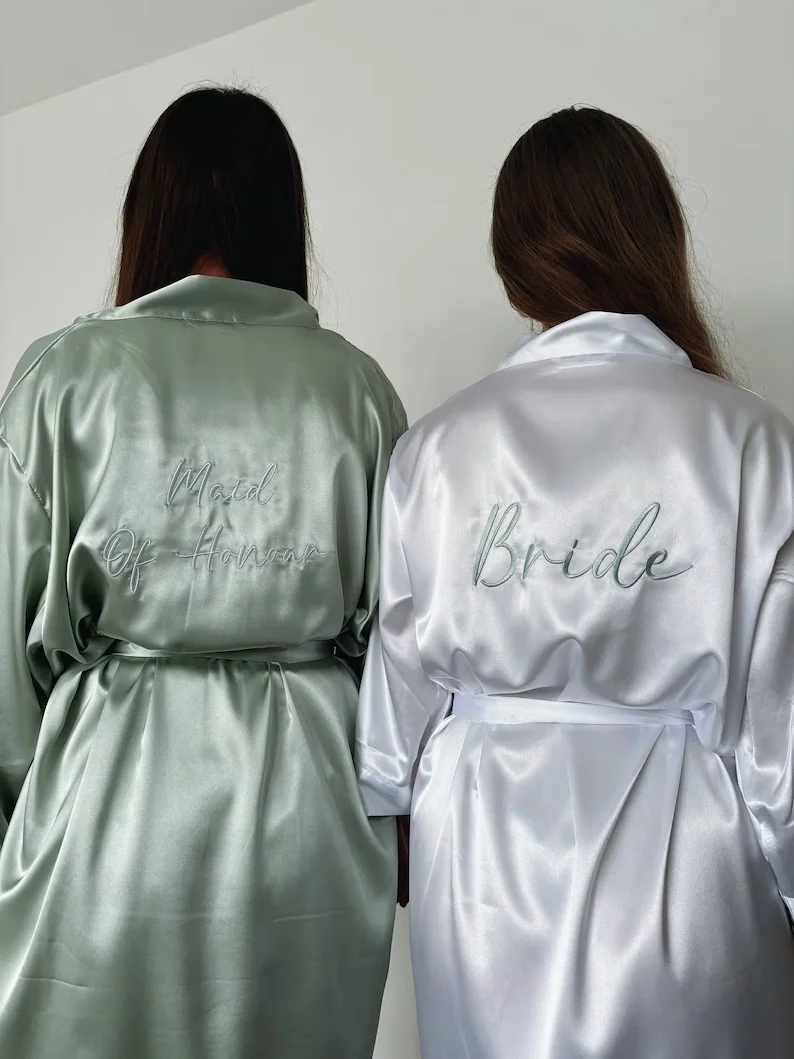 Abiti da damigella d'onore blu polvere personalizzati Abito da sposa in raso ricamato Vestaglia Pigiama Regalo da damigella d'onore Damigella d'onore