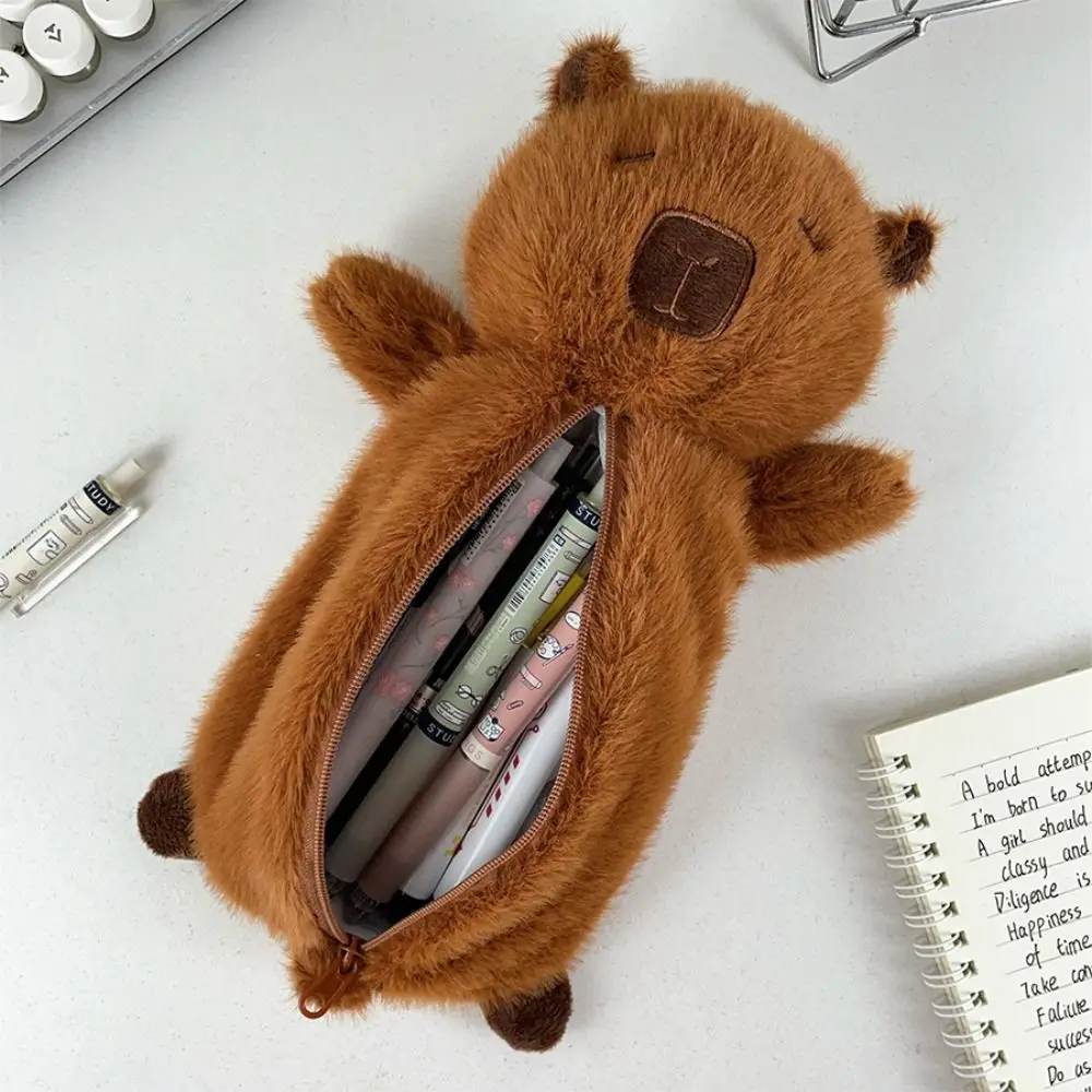 Sac à stylos en peluche Capybara de grande capacité, fermeture éclair, poupée en peluche Capybara de dessin animé doux, Animal mignon, pochette à crayons en peluche pour le bureau
