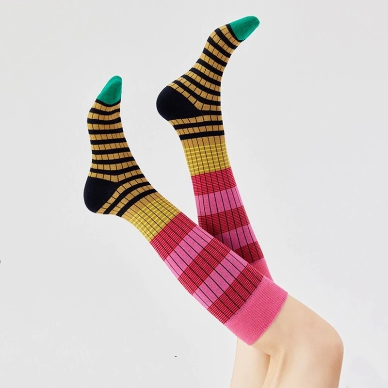 Outono inverno ins moda para mulher gradiente listrado colorido retro bezerro meias de algodão tubo alto macio esporte feminino casual sox