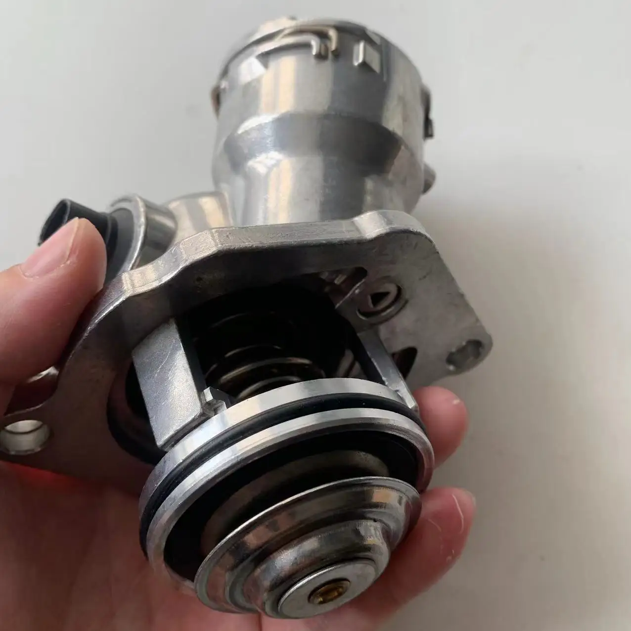 

Термостат двигателя Mahle AADD-OEM A2722000415 для Mercedes-Benz с двигателем M272: W204, GLK300, W221, S300, S320, S350, W251, R320, R350, W164