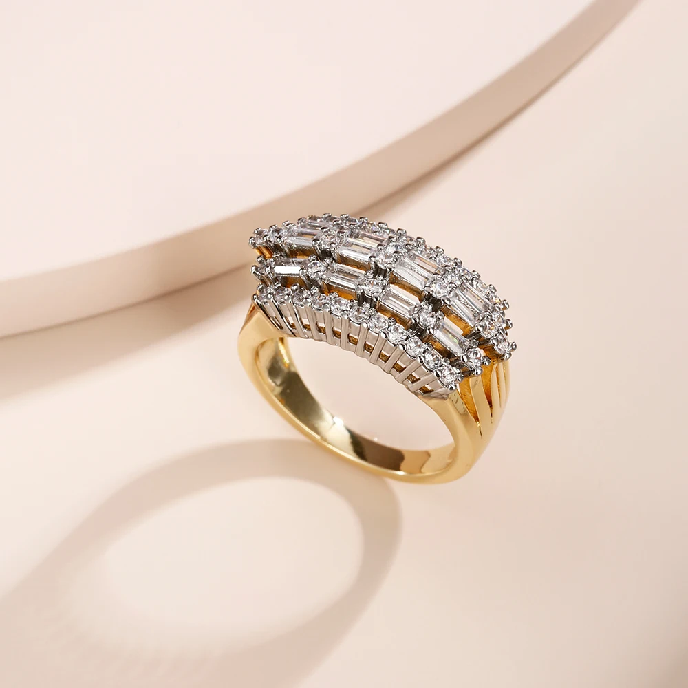 Französischer leichter Luxus-Schmuck mit eingelegten Baguette-Ohrringen und Ringen im zweifarbigen Set, vielseitiger Schmuck für den Arbeitsweg und Bankette. – Detail 7