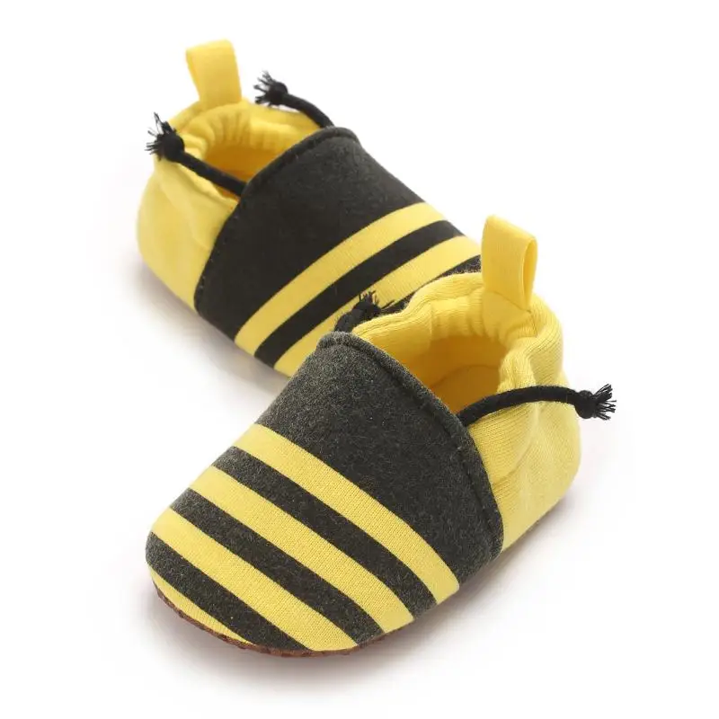 حذاء Baby First Walkers سهل الارتداء - حذاء للأطفال الصغار مصنوع من قماش ناعم مخطط باللونين الأسود والأصفر مع نعل داخلي مبطن، نعل غير قابل للانزلاق #2