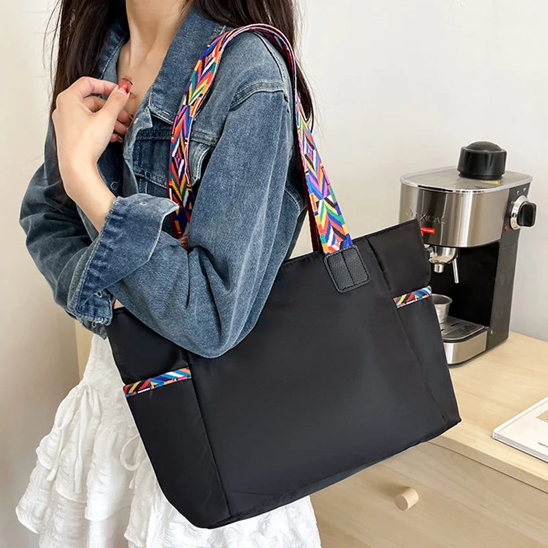 Taschen im neutralen Stil eignen sich für den täglichen Pendelverkehr und zum Arbeiten. Sie kommen in Einzelschulter- und Handstil. – Detail 6