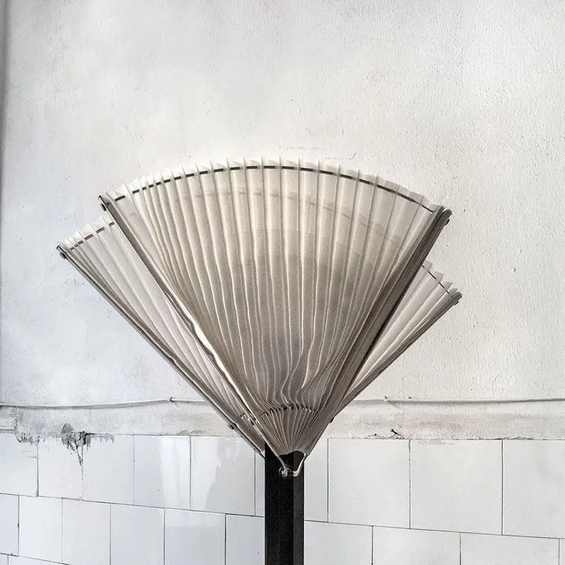 Opera d'arte creativa postmoderna a forma di ventaglio pieghettata su entrambi i lati