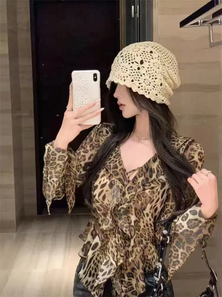 เสื้อยืดลายเสือดาวสไตล์ Y2K ฮาราจูกุ เสื้อระบายสไตล์กรันจ์ เสื้อคอวีทรงไม่สมมาตร สไตล์วินเทจยุค 2000