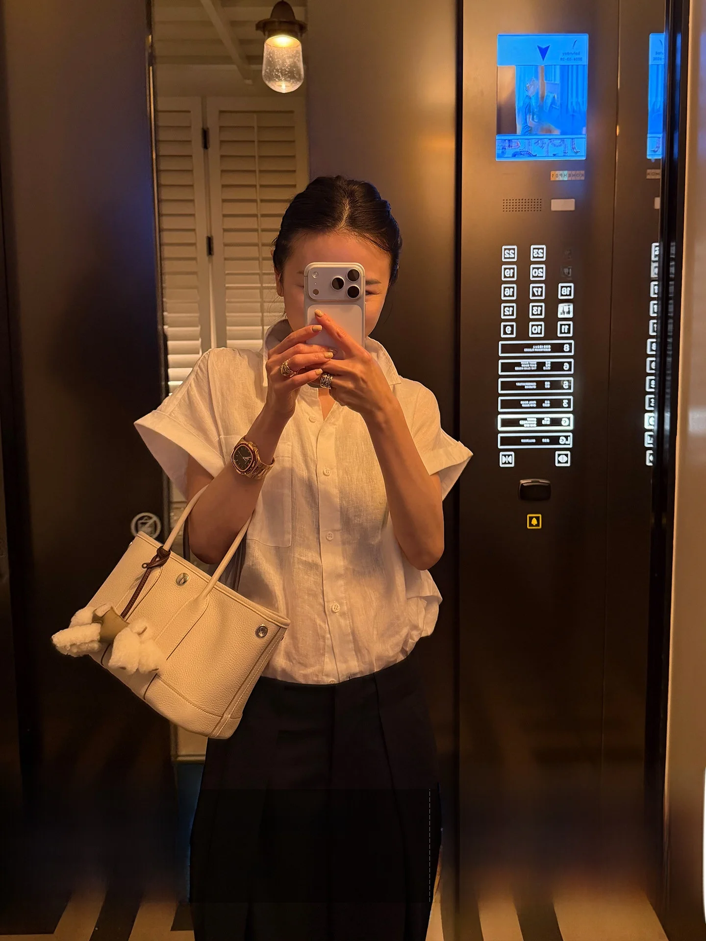 

Рубашка Ayuko из плотного льна с плиссированной текстурой, простым дизайном, рукавами с отворотами и приталенным силуэтом, в повседневном стиле