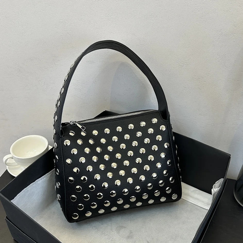 Хит продаж, женская большая вместительная новая повседневная персонализированная модная универсальная сумка на плечо с заклепками в мотоциклетном стиле