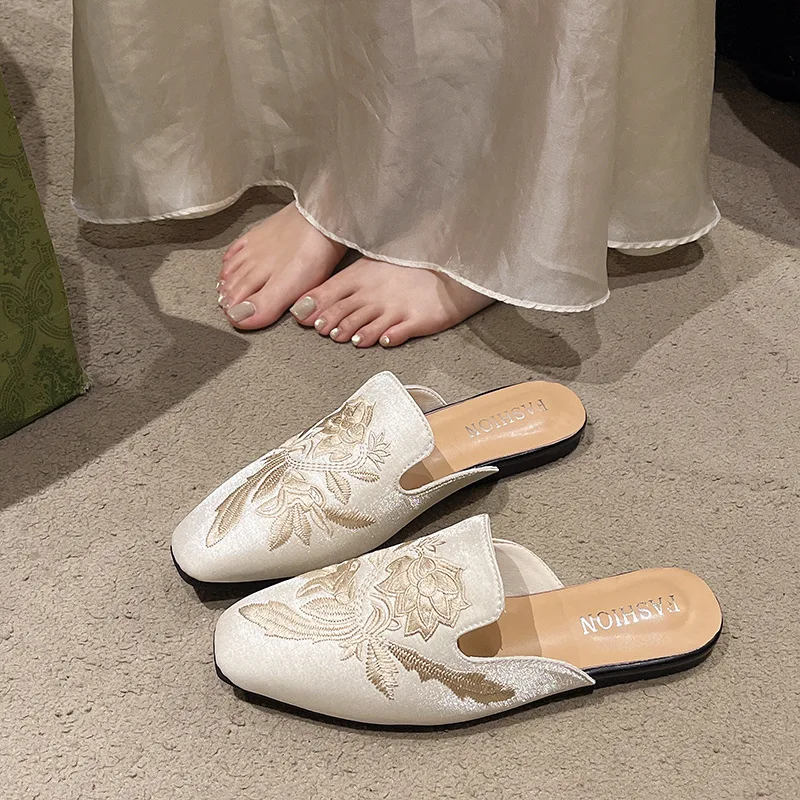Flower Cover Toe Mules For Women 2025 Big Size Low Shoes Slippers Flat Pantofle Luxury Slides Loafers Pointed New Designer Fashi
