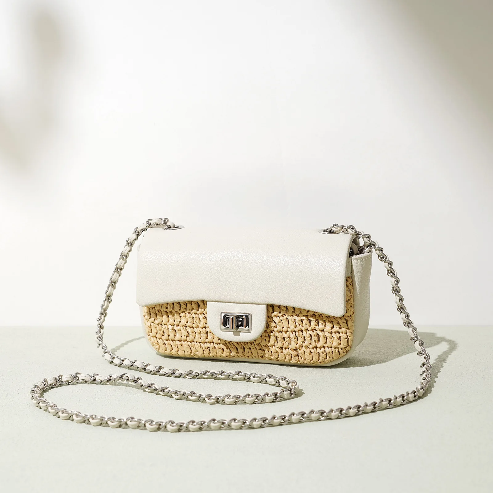 

Genuine leather splicing PP straw woven mini bag 2025 new niche design summer handheld small square bag women's crossbody bag