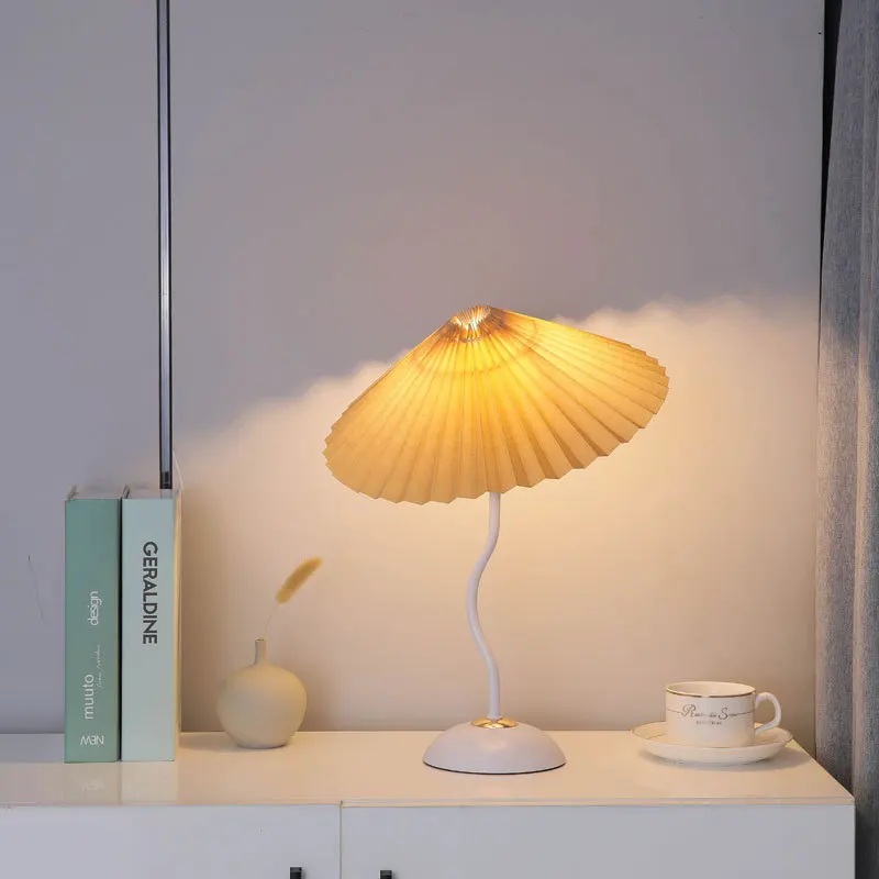 Imagem -03 - Japonês Vintage Plissado Abajur Retro Umbrella Swing Lamp Nordic Lâmpadas de Mesa Sala Decoração Quarto de Cabeceira Luz Luminária