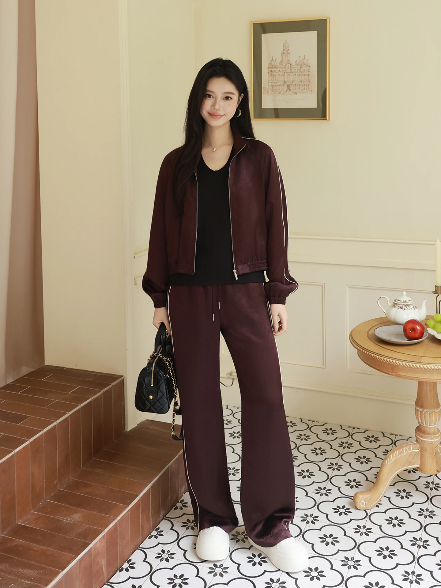 

Комплект из двух предметов: модный спортивный костюм с эффектом похудения, текстурой плиссе и ацетатной тканью, с омолаживающим эффектом, стильный, с высокой талией, эластичный, с длинными рукавами, V-образный вырез.