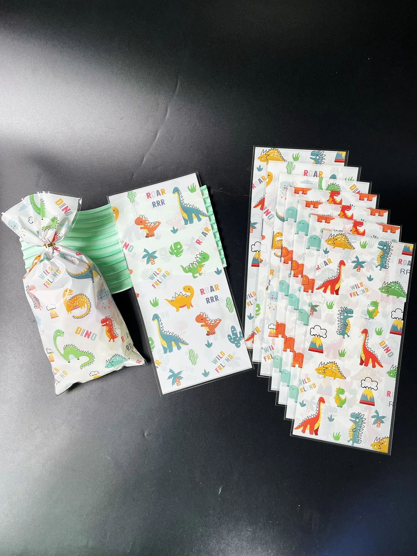 50pcs Cute Little Dinosaur Design Gift Candy Decorated OPP Flat Pocket With Gold Tie-in, Cartoon Animal Volcano Printed Gift Bag