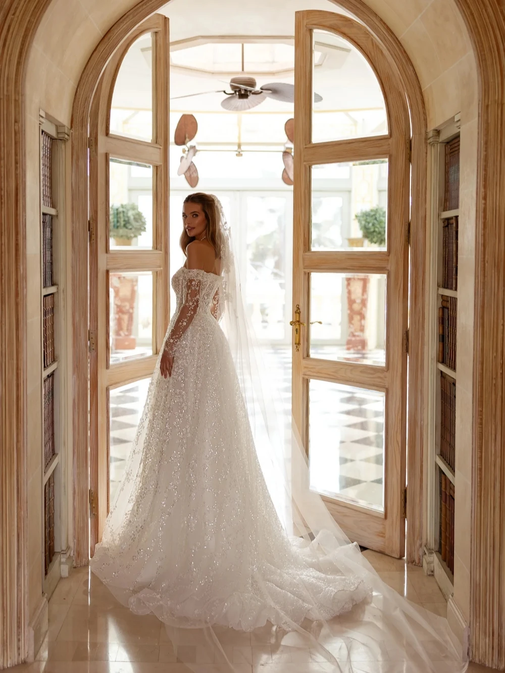 فستان زفاف مزين بالترتر اللامع بدون أكتاف فستان زفاف حالم بدون حمالات بدون ظهر مخصص على شكل حرف a من التل فساتين طويلة للعروس