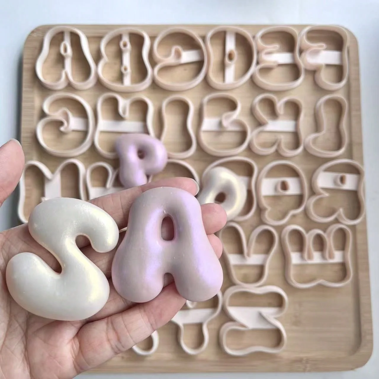 Weiche Keramik-Schmuckformen Set mit 26 Großbuchstaben-Formen für DIY-Ohrringe Handgemachter Schmuck Basteln – Detail 5