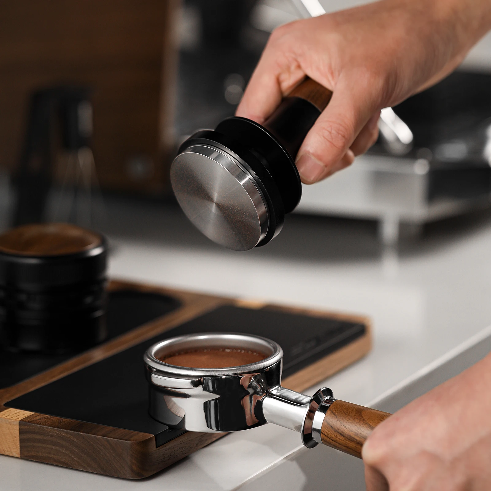 MHW-3BOMBER Tamper per caffè a pressione costante da 30 libbre 51mm 53mm 58mm Pressini piatti per caffè espresso con strumento Barista caricato a molla calibrato