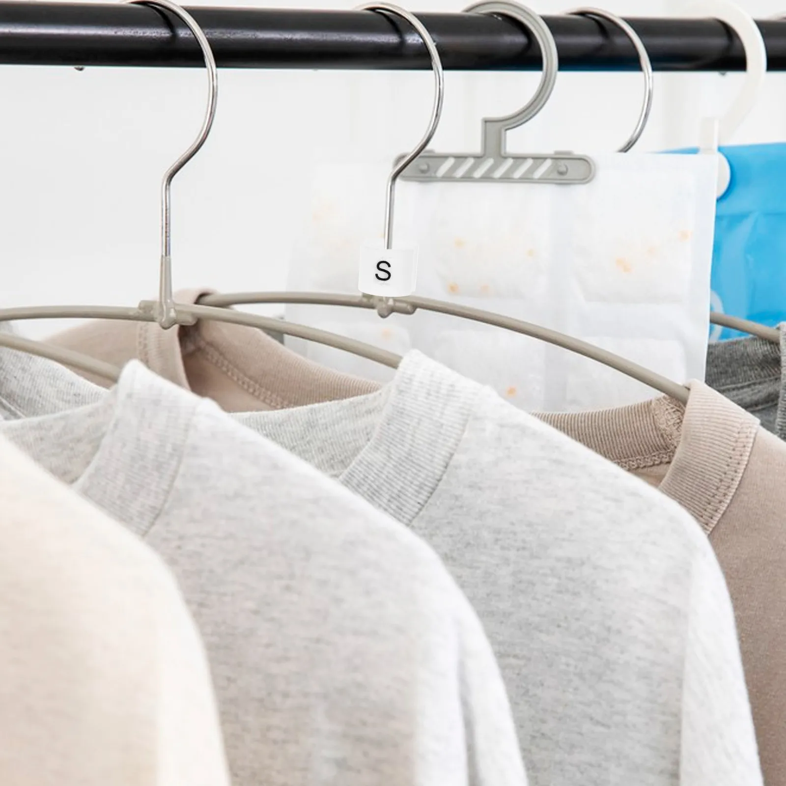50Pcs Clothing Rack Size Dividers White Plastic Hanger Markers Closet Organizer Tags Garment Size Separators Shoe Clip Prevents
