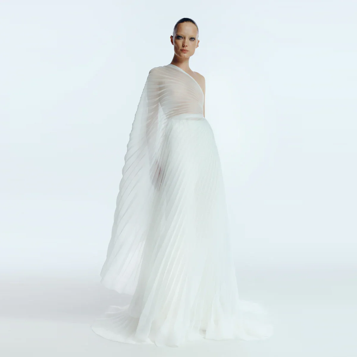 新しいクチュールロングプロムガウン、プリーツワンショルダーAラインティアードマキシドレス、シースルーホワイトバックレスプロムドレス