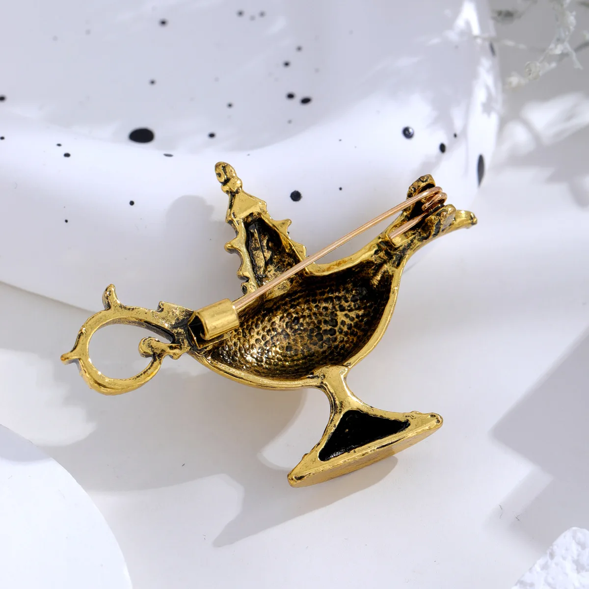 Hot Selling Retro Style Aladdin Magic Lamp Creative Brooch Exotic Pin for Men and Women Pot Type Design Pin Corsage Jewelry Gift