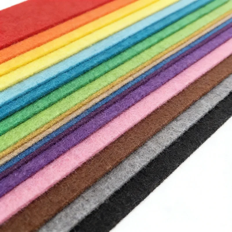 40 قطعة من قماش اللباد السميك مقاس 1 مم، متوفرة بألوان وأحجام مختلفة. مناسبة للصناعة اليدوية.