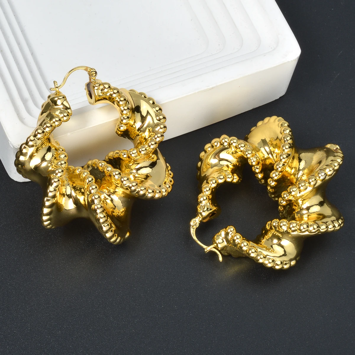

2024 New Dubai Women's Electroplated Copper Earrings Irregular Twisted and Rotating Texture Suitable for Party Wedding Gifts