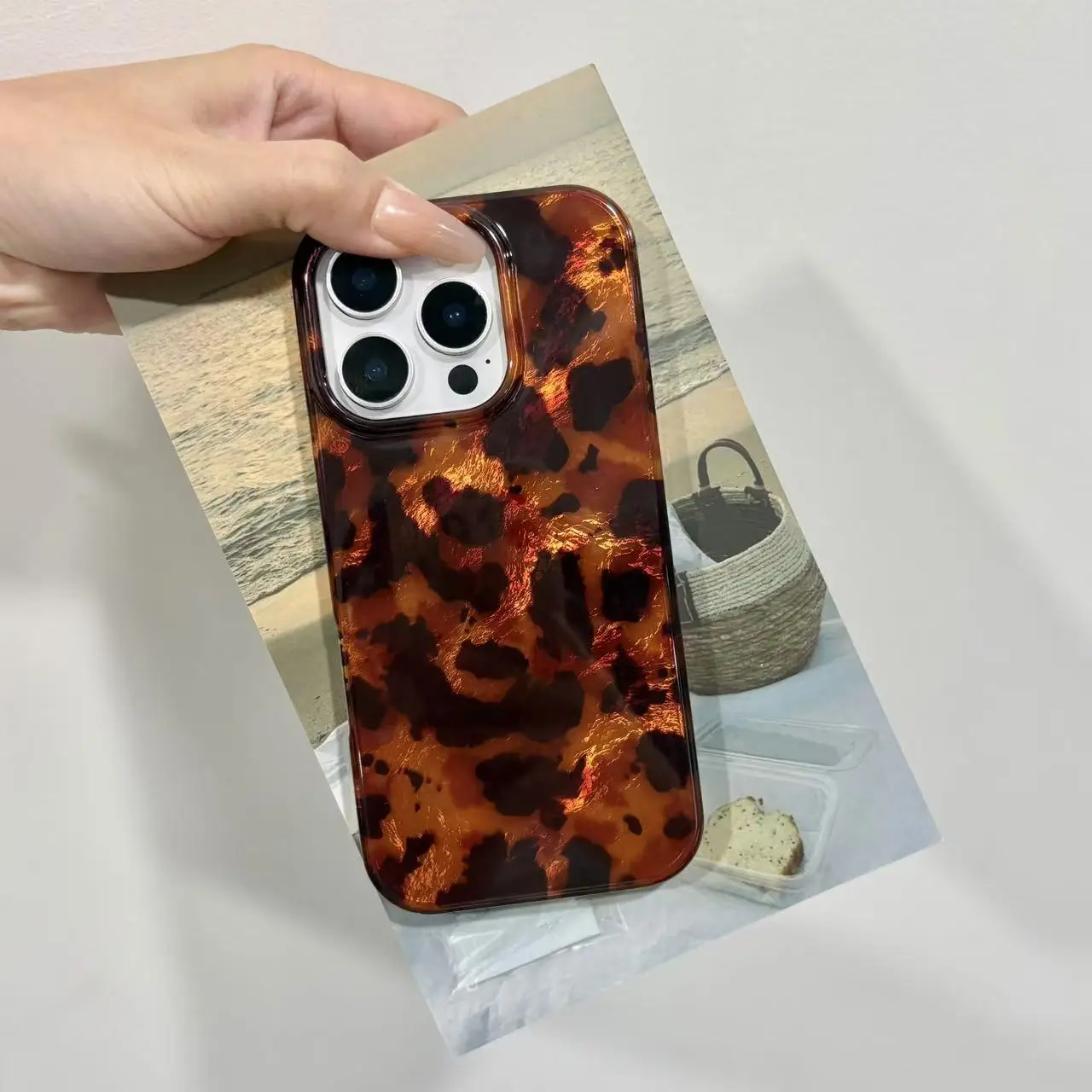 Retro Braun-Amber Hawksbill Goldglänzende Gletscher-Textur Schutzhülle für iPhone 15 16 Pro Max