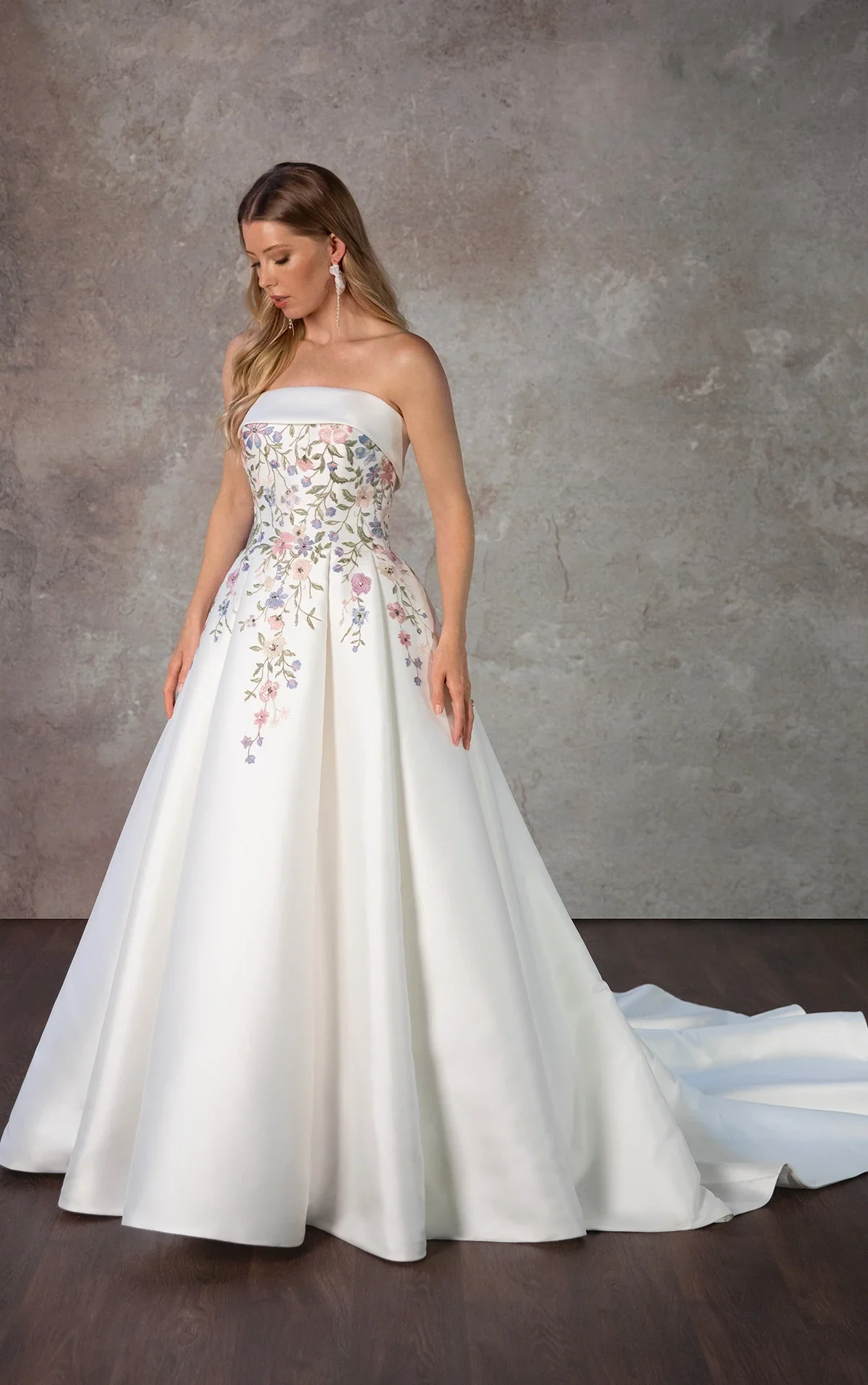 

Customized 2025 New Elegant White A-Line Strapless Backless Sexy Wedding Dress With Satin Decal Princess Ballroom Bridal Dress