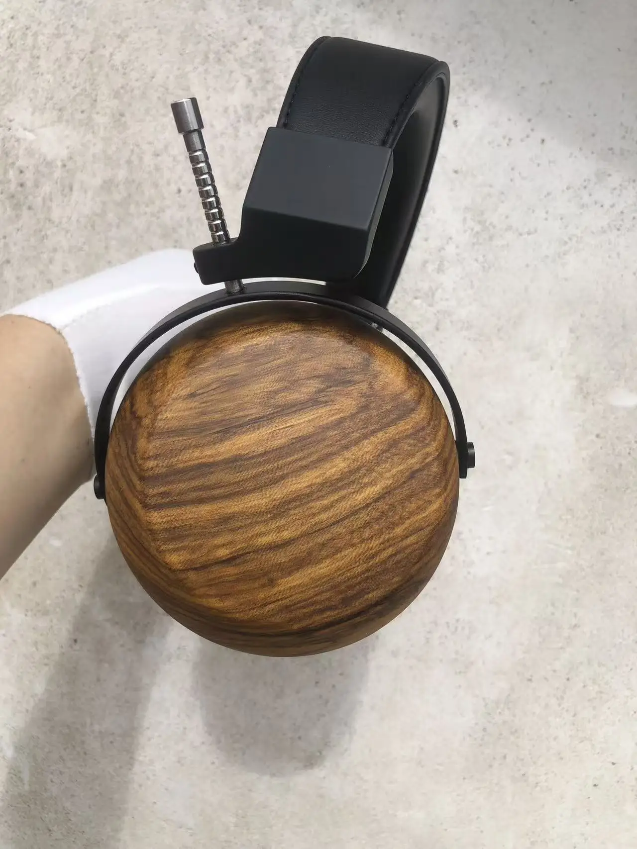 Natural solid wood black walnut closed-type over-ear headphones, with a diameter of 108mm, featuring imported high-quality drive