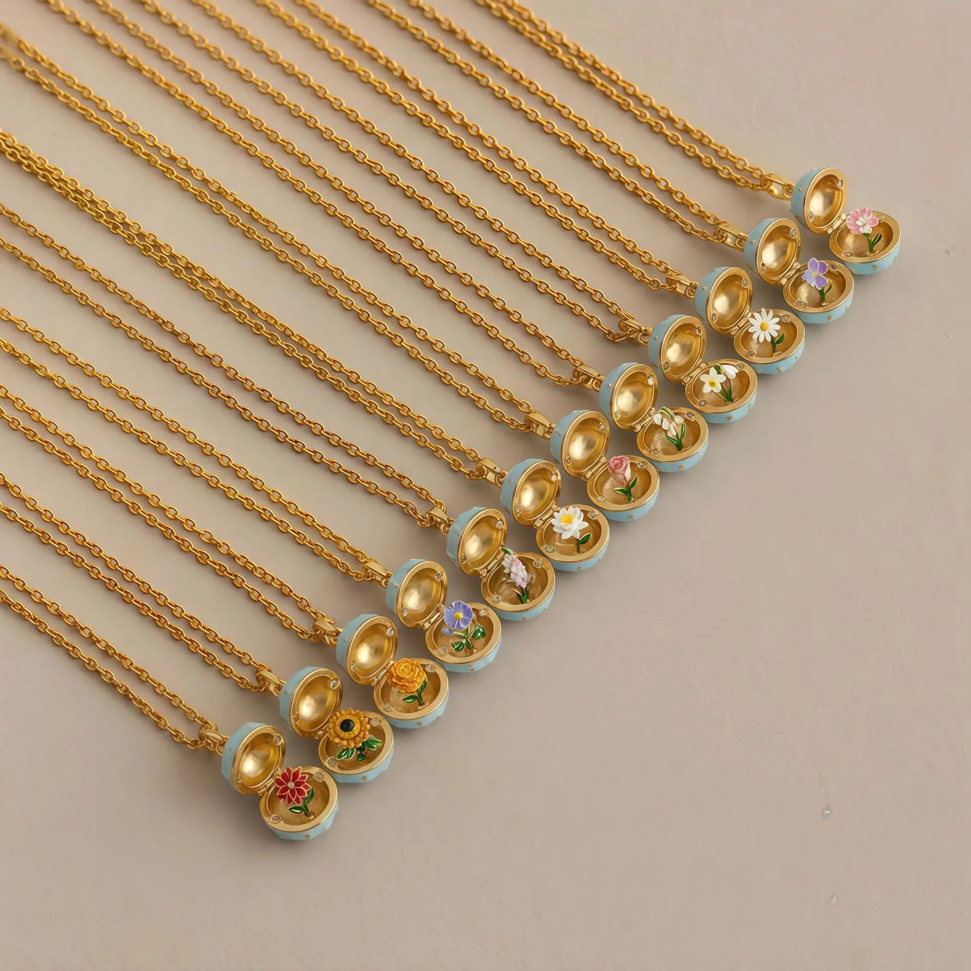 New December Round Box with Opening and Closing Flowers Exquisite Design Necklace Copper Gold Plated Color Preserved