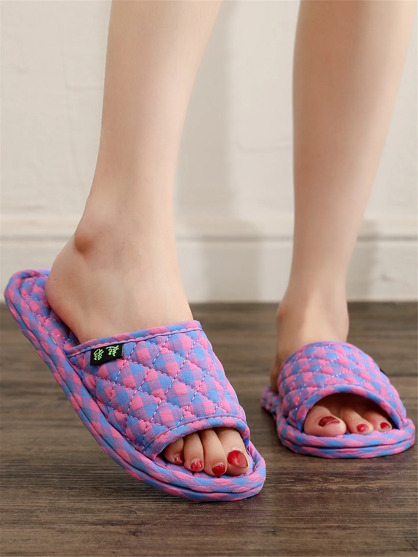 2026 Year High End Cotton Home Couple Slippers Grid Pattern Soft Bottom Cloth Floor Non-Damaging Breathable Slip-On Shoes