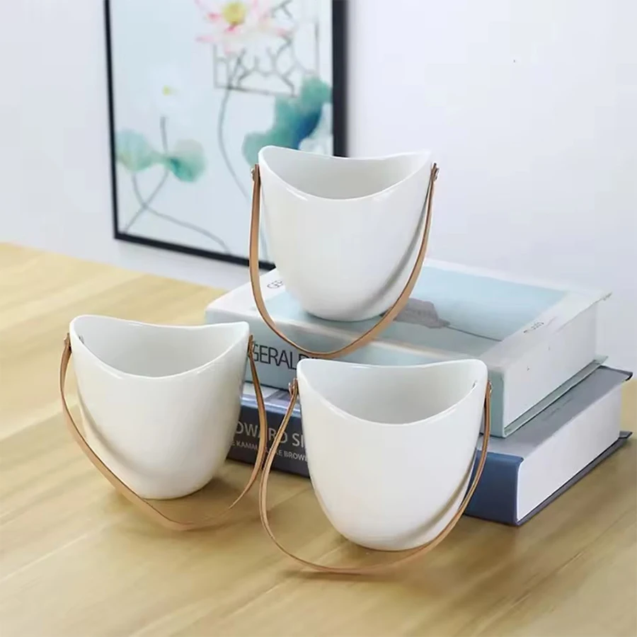 Weißer Hängender Blumentopf mit Lederriemen Moderner Minimalistischer Wandhängender Pflanzentopf für Inneneinrichtung Robuste Zimmerpflanzen-Dekoration