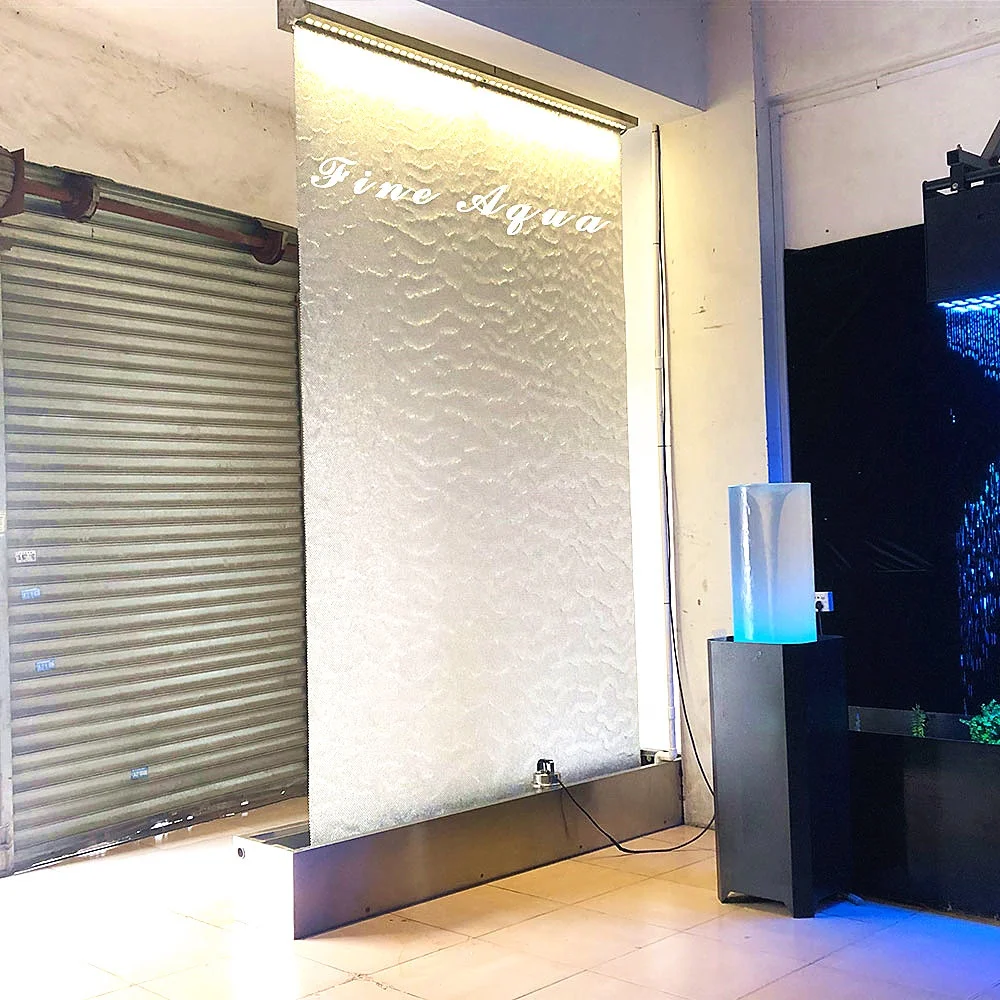 Anpassung. Moderne Wasserfunktionswand aus Stahlgeflecht für den Innen- und Gartenbrunnen dekorativ