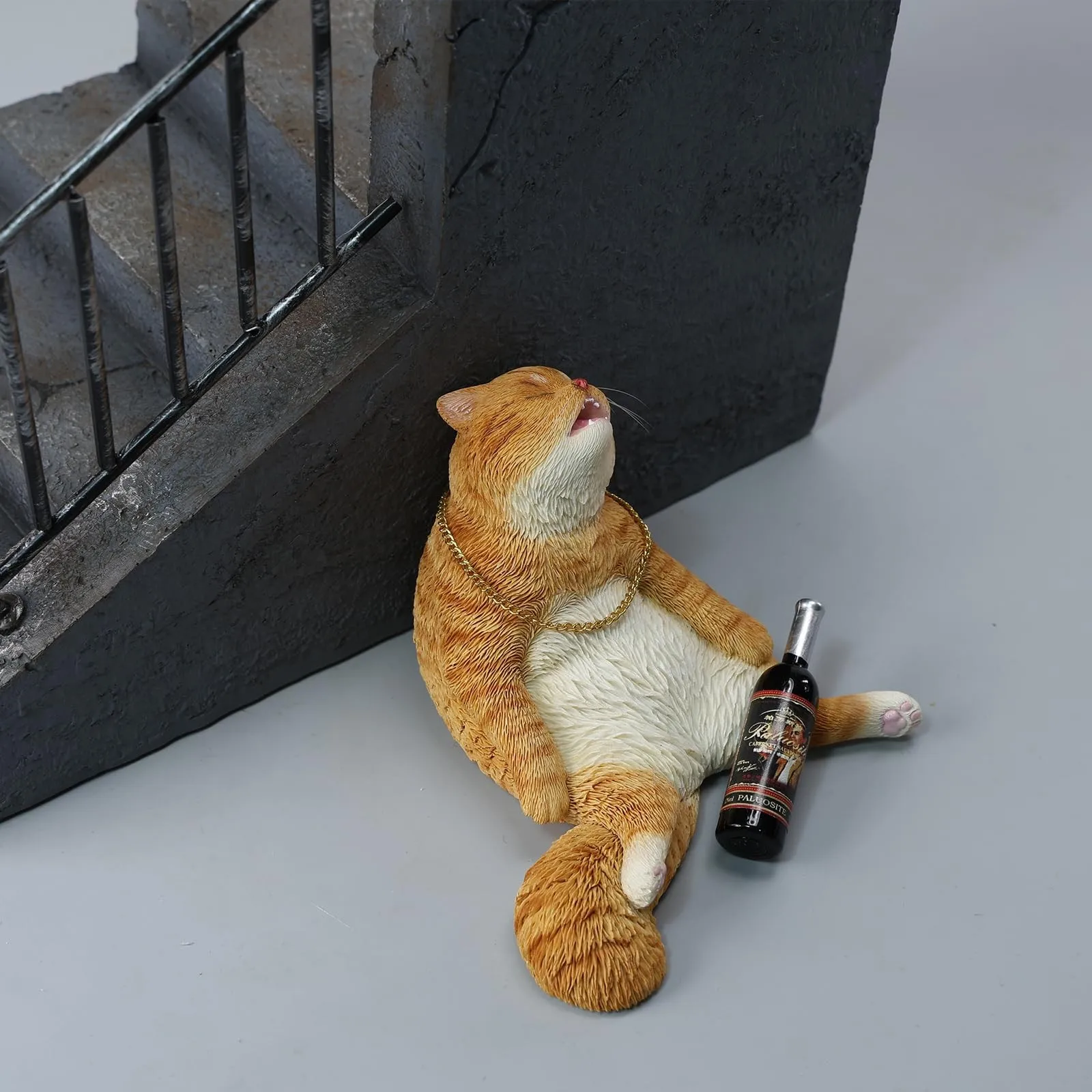 تمثال قطة في حالة سكر من الراتنج مع سلسلة وزجاجة - ديكور بار منزلي غريب الأطوار لمحبي القطط (نحت المطبخ/غرفة المعيشة اللطيف)